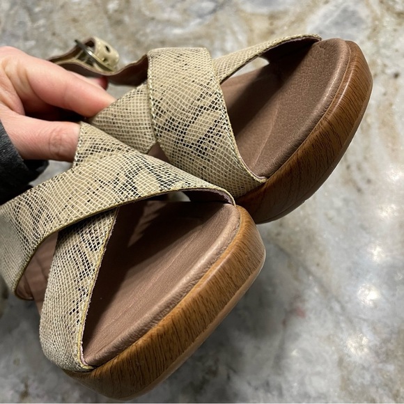 Dansko Jacinda Taupe Snake Wedge Sandal Women's EU 40 - Picture 8 of 13